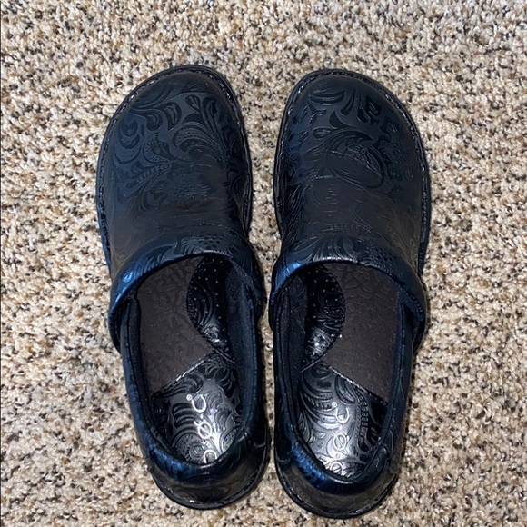 NWOT-B.O.C clogs SIZE 8
